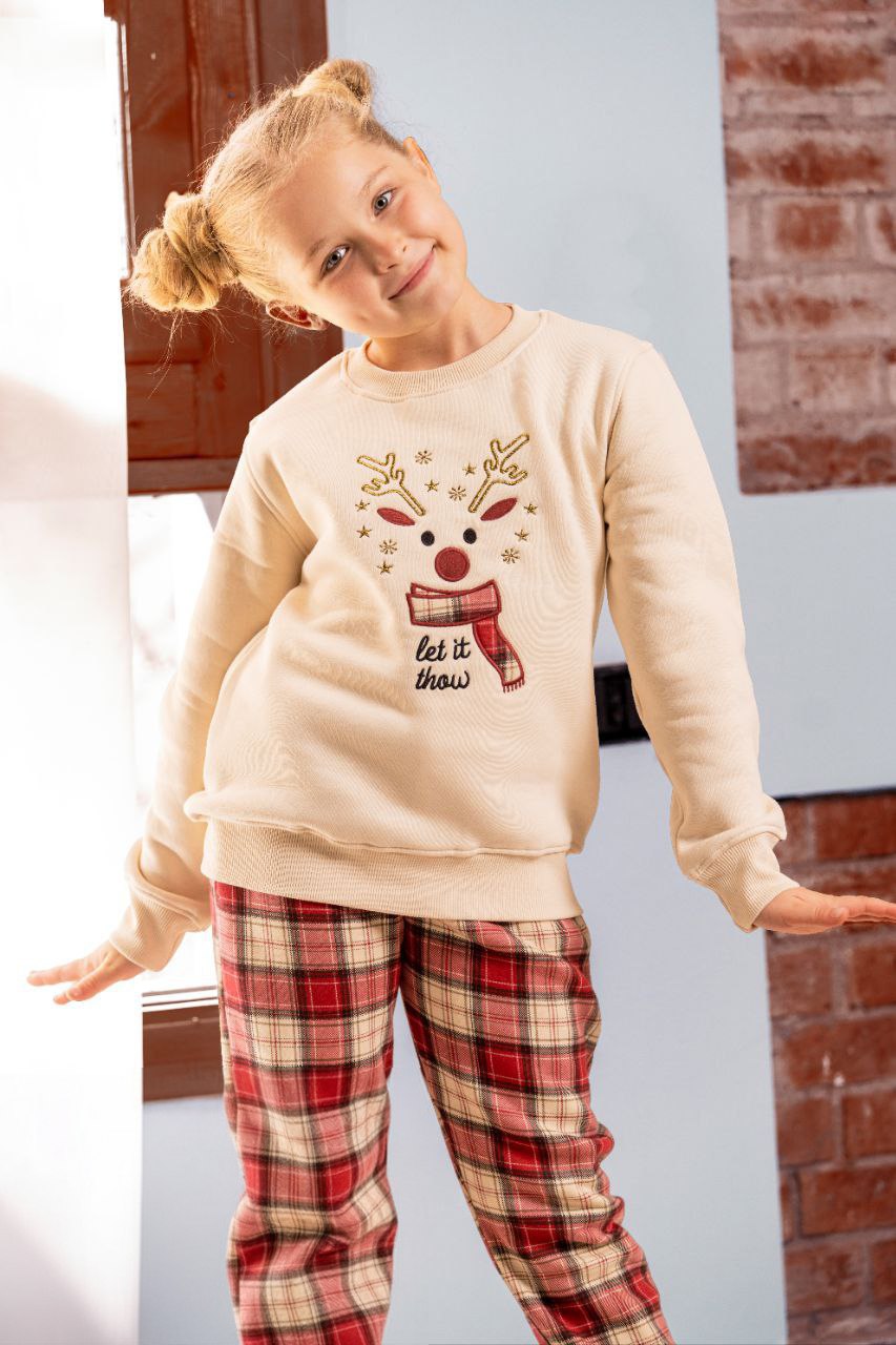 Magical Winter Pajama – Girls’ Festive Reindeer Look
