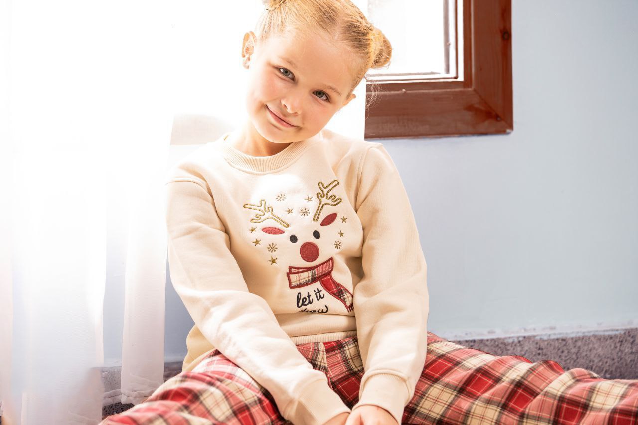Magical Winter Pajama – Girls’ Festive Reindeer Look