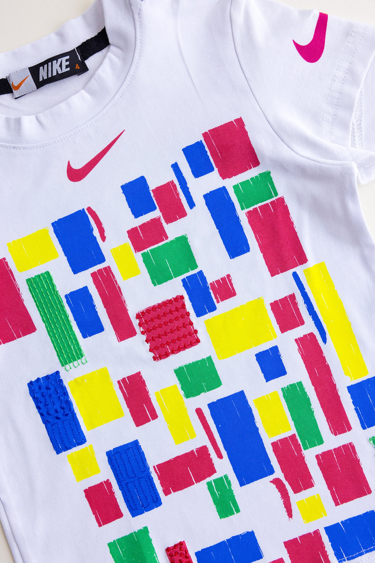 Girls’ Nike Color Block Set – White Graphic Tee & Black Rainbow Swoosh Leggings