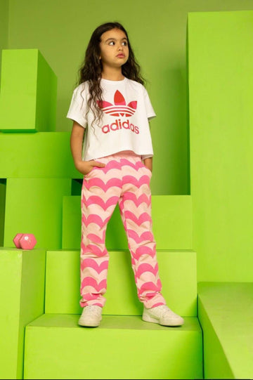 Girls’ Adidas Graphic T-Shirt & Pink Heart-Print Jogger Set – Casual 2-Piece Outfit