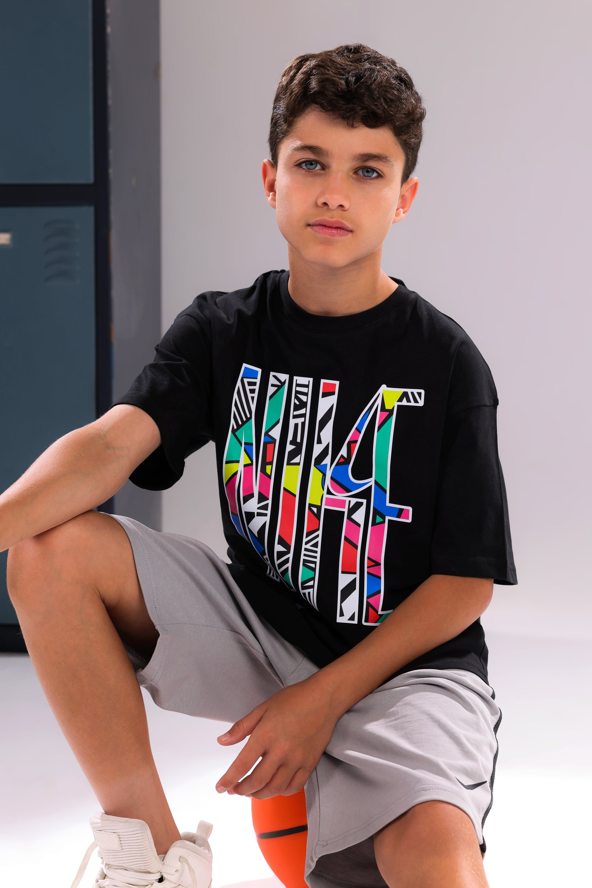 Boys Nike Graphic T-Shirt & Grey Sports Shorts Set – Black