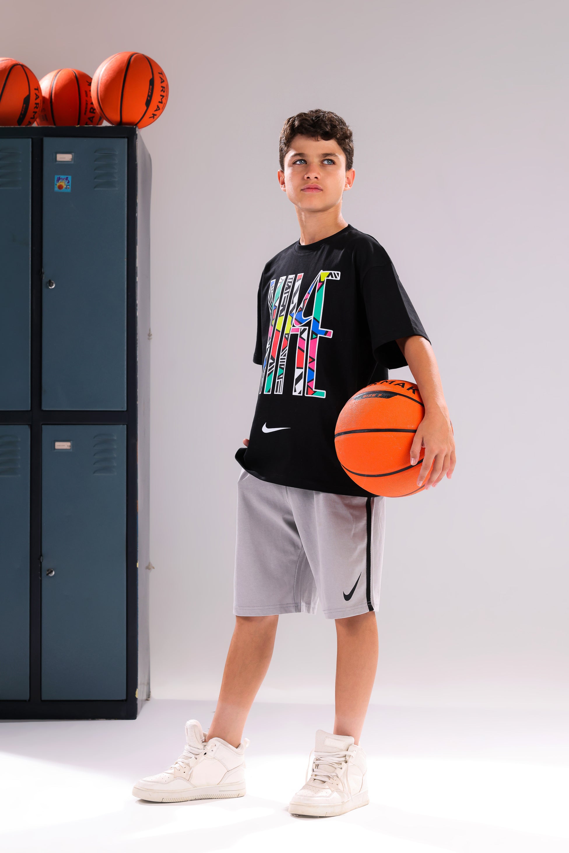 Boys Nike Graphic T-Shirt & Grey Sports Shorts Set – Black