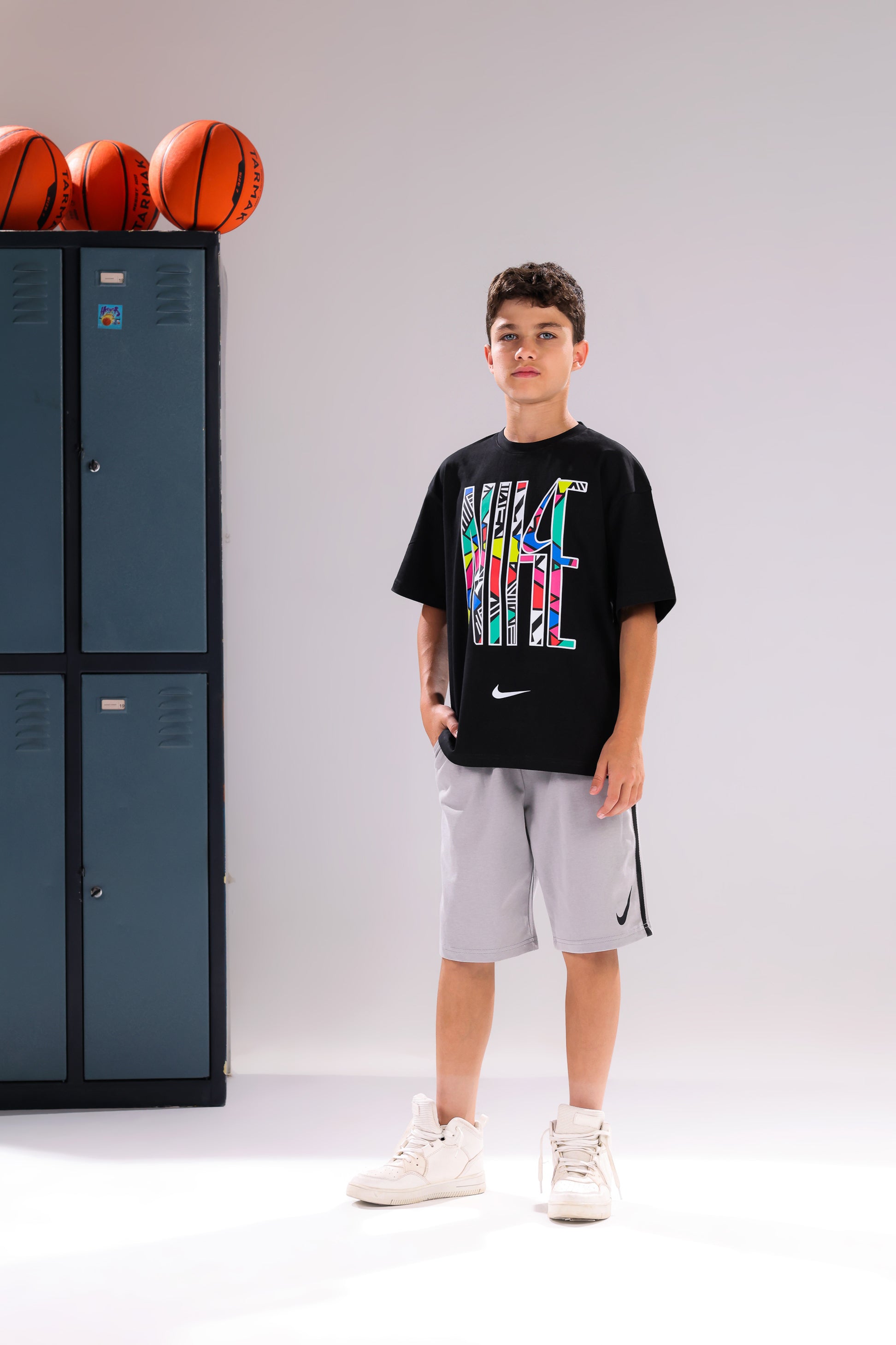 Boys Nike Graphic T-Shirt & Grey Sports Shorts Set – Black